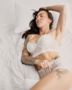 Boudoir Posing 101: How to Look Natural and Confident